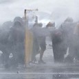 Масови протести в Буенос Айрес срещу политиката на Хавиер Милей Аржентинските сили за сигурност използваха сълзотворен газ и водни оръдия срещу хиляди протестиращи в Буенос Айрес. Демонстрацията беше насочена срещу политиката на правителството на президента Хавиер Милей, предаде агенция ЕФЕ....