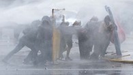 Масови протести в Буенос Айрес срещу политиката на Хавиер Милей Аржентинските сили за сигурност използваха сълзотворен газ и водни оръдия срещу хиляди протестиращи в Буенос Айрес. Демонстрацията беше насочена срещу политиката на правителството на президента Хавиер Милей, предаде агенция ЕФЕ....