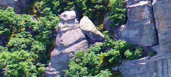 Много изследователи си задават въпроса има ли връзка „Змийския град“ край село Сърница в община Минерални бани с други известни светилища. Змийският град е сравняван и с известни български светилища...