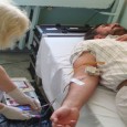 Състоянието на единия от пострадалите моряци, които днес бяха транспортирани до Варна, е много тежко, съобщи областният управител Марио Смърков. Той уточни, че по данни на Военноморската болница в града...