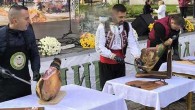 Празникът на Еленския бут за 13-и път събра производители и гости във възрожденска Елена. Още в ранните часове производителите на емблематичния за Елена деликатес бяха отворили своите щандове, десетки скари...