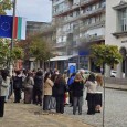 Полицейски служители са отвели кмета на Кърджали Ерол Мюмюн от сградата на общинската администрация, казаха от пресцентъра на Общината. От МВР съобщиха, че се извършва проверка. Пред сградата на Областната...