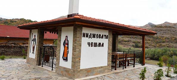 „Пеещата чешма“, разположена край ардинското село Китница, на брега на язовир „Кърджали“, привлича вниманието със своята необичайна особеност. Щом посетителите влязат вътре, зазвучава родопска мелодия, която създава неповторима атмосфера и...