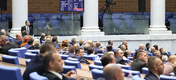 Агенция „Пътна инфраструктура“ е възложила обществени поръчки за доставка и монтаж на мантинели, разделени в шест позиции за различни географски райони на страната. Огромна част от възлаганията са направени през...