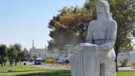 Каменна скулптура реставрираха в Ямбол В Ямбол е монтирана каменна скулптурна композиция, озаглавена „Тракийката“ – символ на плодородието, земята и живота. Паметникът изобразява женска фигура с хляб ръце. Той вече е поставен в зелените площи...
